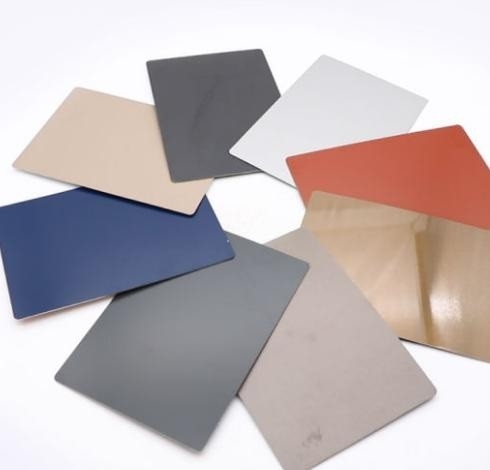 Folia aluminiowa powlekana kolorem RAL Szerokość 200-1500 mm Góra 15-40 μm Tył 5-20 μm Masa powłokowa